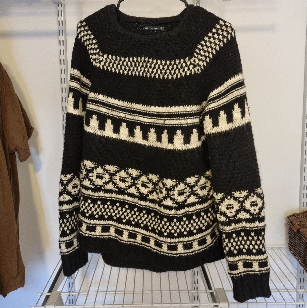 Zara knit sweater in black and white